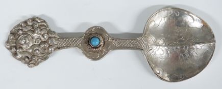 White metal Tibetan medicine spoon with turquoise cabochon, length 12.5, weight 26g