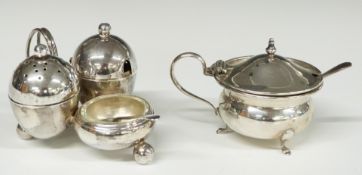 Edward VII hallmarked silver triple cruet with clear glass liners and lift out pepper, London