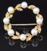 A 9ct gold brooch set with pearls, 2.8cm, 3.7g
