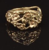 A 9ct gold ring in a floral design, size I, 2.1g