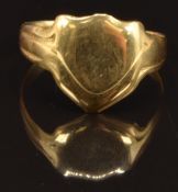 An 18ct gold signet ring, Chester 1912, size R, 3.5g