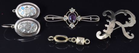 An 18ct gold brooch in the form of 'R' (2g), 9ct gold brooch and a pair of 9ct gold earrings, 6.3g