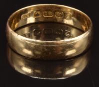 An 18ct gold wedding band/ ring, Birmingham 1917, size U, 4g