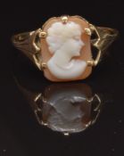A 9ct gold ring set with a cameo, 2g, size T