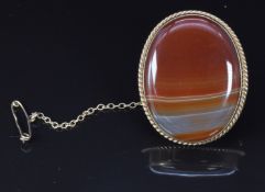 A 9ct gold brooch set with agate, 3.5 x 2.8cm, 12.4g