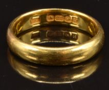A 22ct gold wedding band/ ring, size M, 5.1g