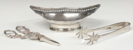 Victorian hallmarked silver pedestal bon bon dish with pierced and engraved decoration, London 1900,