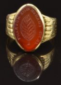 Victorian yellow metal signet ring set with carnelian agate engraved 'Je ne change que mourant'  and