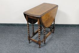 An Edwardian oak drop leaf gateleg table