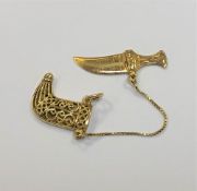 An 18ct gold Arabic jambiya knife charm CONDITION REPORT: 3.