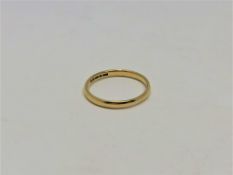 An 18ct gold band ring, 2.6g.