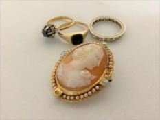 Three 9ct gold rings and a gilt metal cameo (4) CONDITION REPORT: Rings 7.1g gross.
