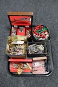 A tray of a large quantity of assorted costume jewellery to include brooches, rings,