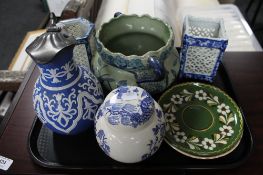 A tray of lattice work blue and white vases,