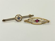 Two gold bar brooches, apparently unmarked. (2) CONDITION REPORT: 4.7g gross.