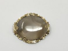A yellow gold agate brooch / pendant
