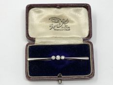 A nice quality 18ct gold and platinum three stone diamond brooch, approximately 0.4ct, 4g.