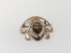 An Art Nouveau yellow gold brooch