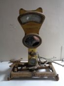A set of vintage grocers scales (Af)