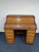 An Edwardian oak roll topped desk 125 cm x 81 cm x 115 cm (h).