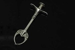 A nice pair of Art Nouveau silver pickle tongs by J D Stone, Birmingham 1907,