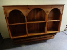 A pine kitchen Delft rack