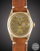 A GENTLEMAN'S 18K SOLID YELLOW GOLD ROLEX OYSTER PERPETUAL DAY DATE WRIST WATCH CIRCA 1971, REF.