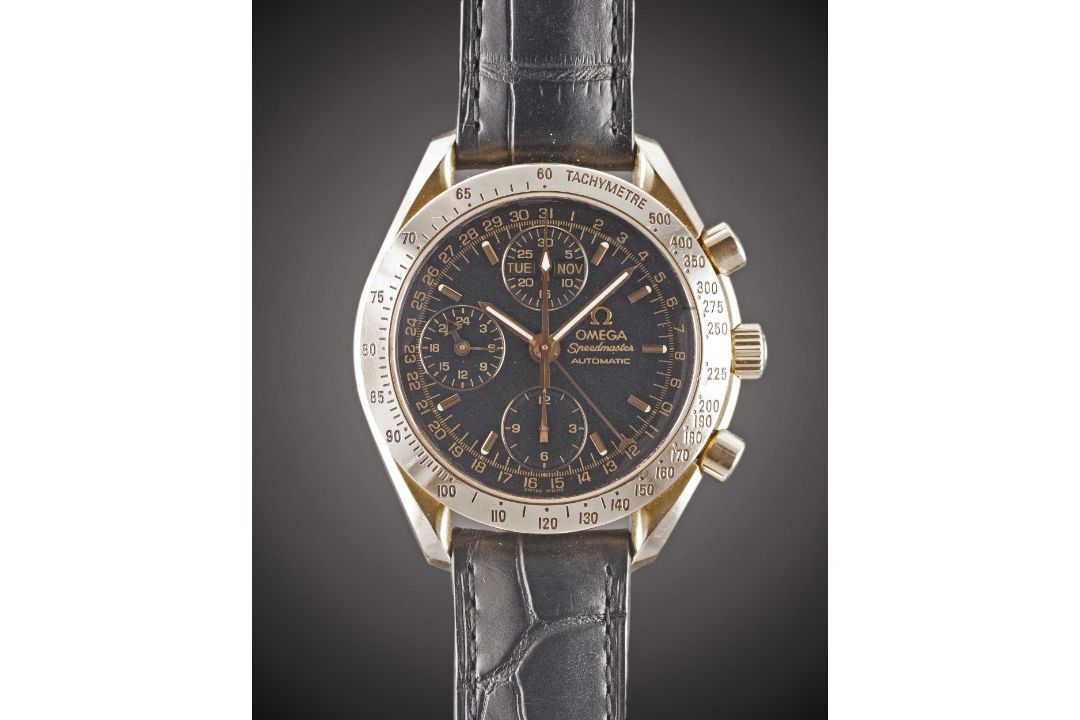 A GENTLEMAN'S 18K SOLID ROSE GOLD OMEGA SPEEDMASTER TRIPLE CALENDAR AUTOMATIC CHRONOGRAPH WRIST