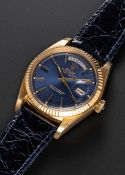 A GENTLEMAN'S 18K SOLID YELLOW GOLD ROLEX OYSTER PERPETUAL DAY DATE WRIST WATCH CIRCA 1975, REF.