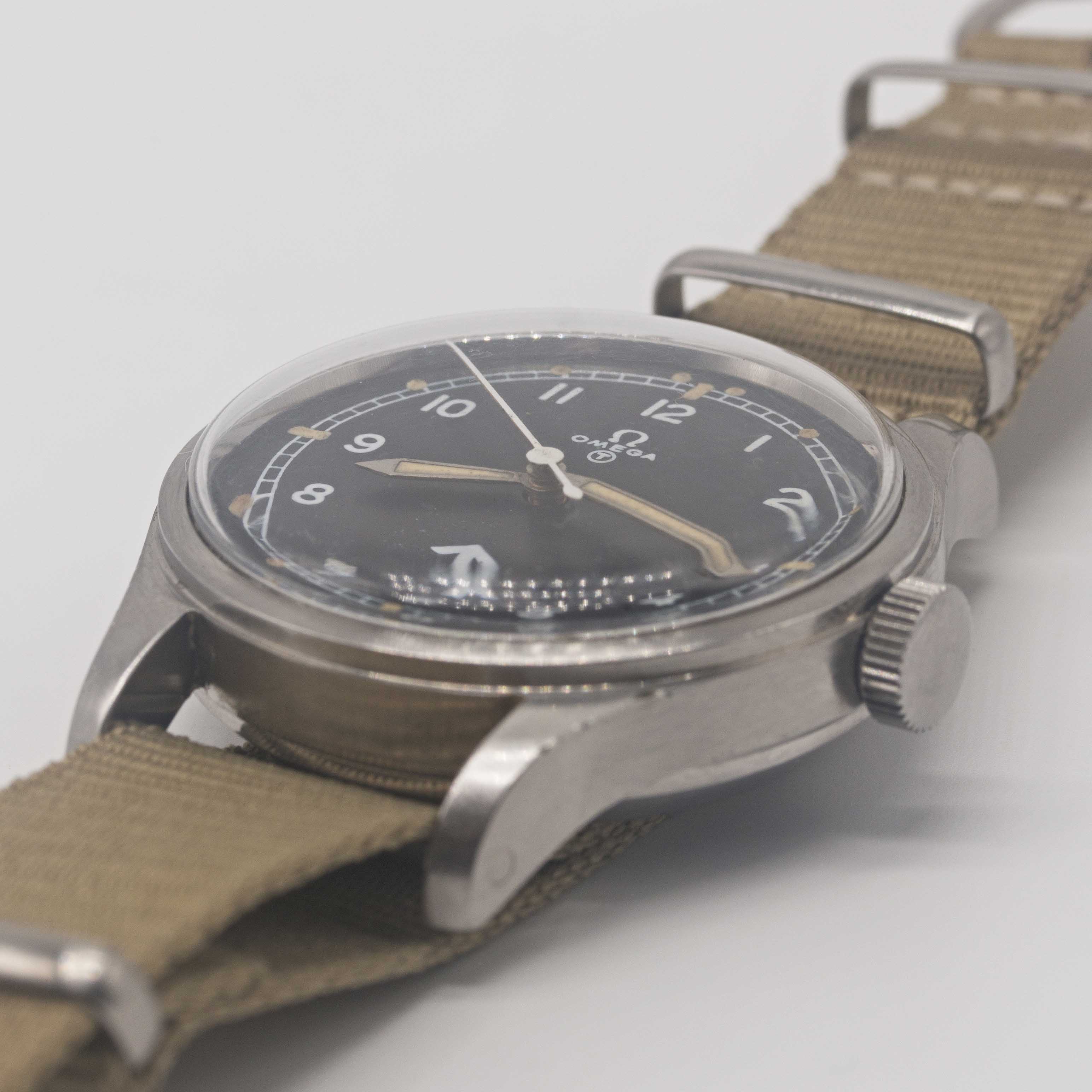 A GENTLEMAN'S STAINLESS STEEL BRITISH MILITARY OMEGA RAF PILOTS WRIST WATCH DATED 1953, REF. 2777- - Image 3 of 9