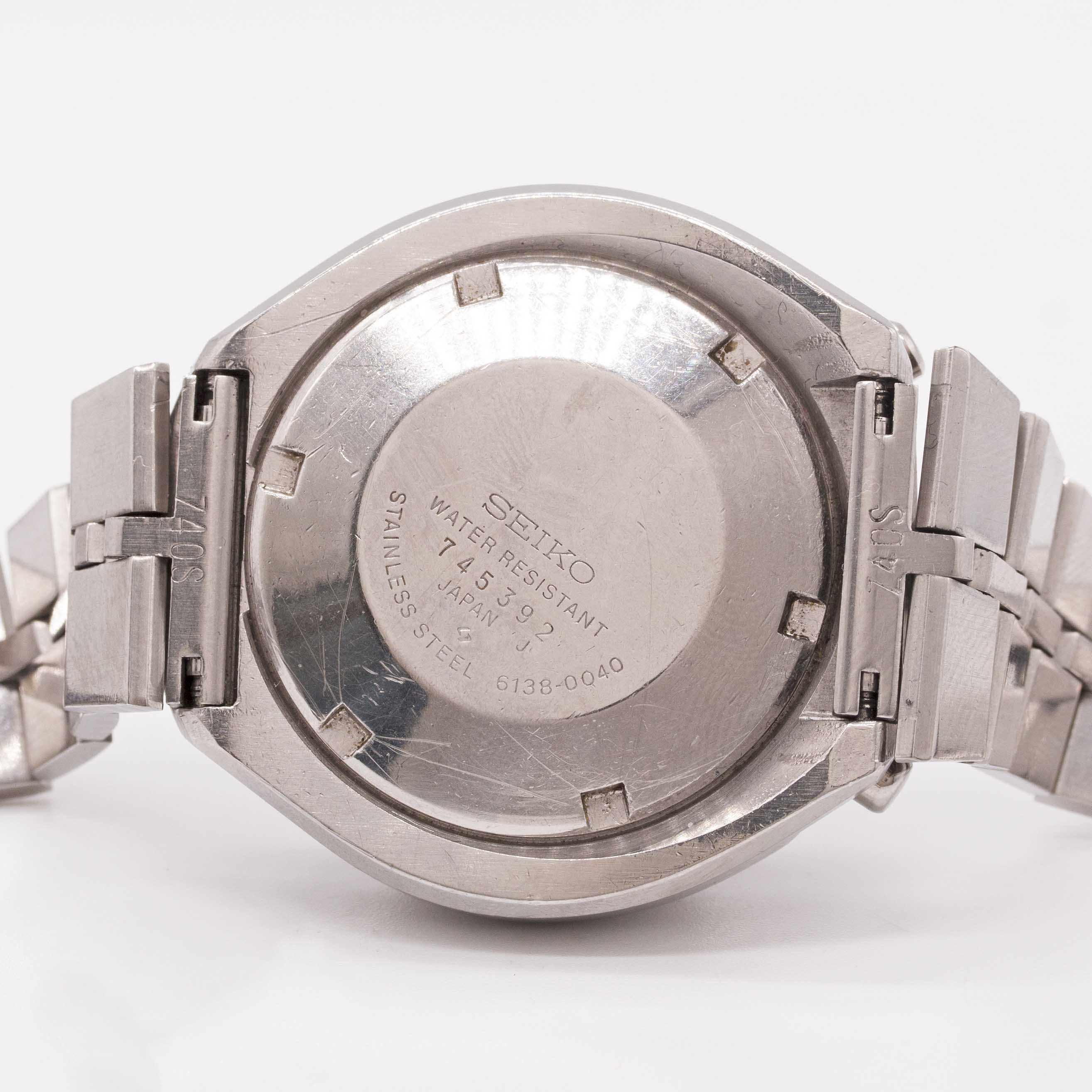A GENTLEMAN'S STAINLESS STEEL SEIKO "BULLHEAD" AUTOMATIC CHRONOGRAPH BRACELET WATCH CIRCA 1970s, - Image 6 of 9