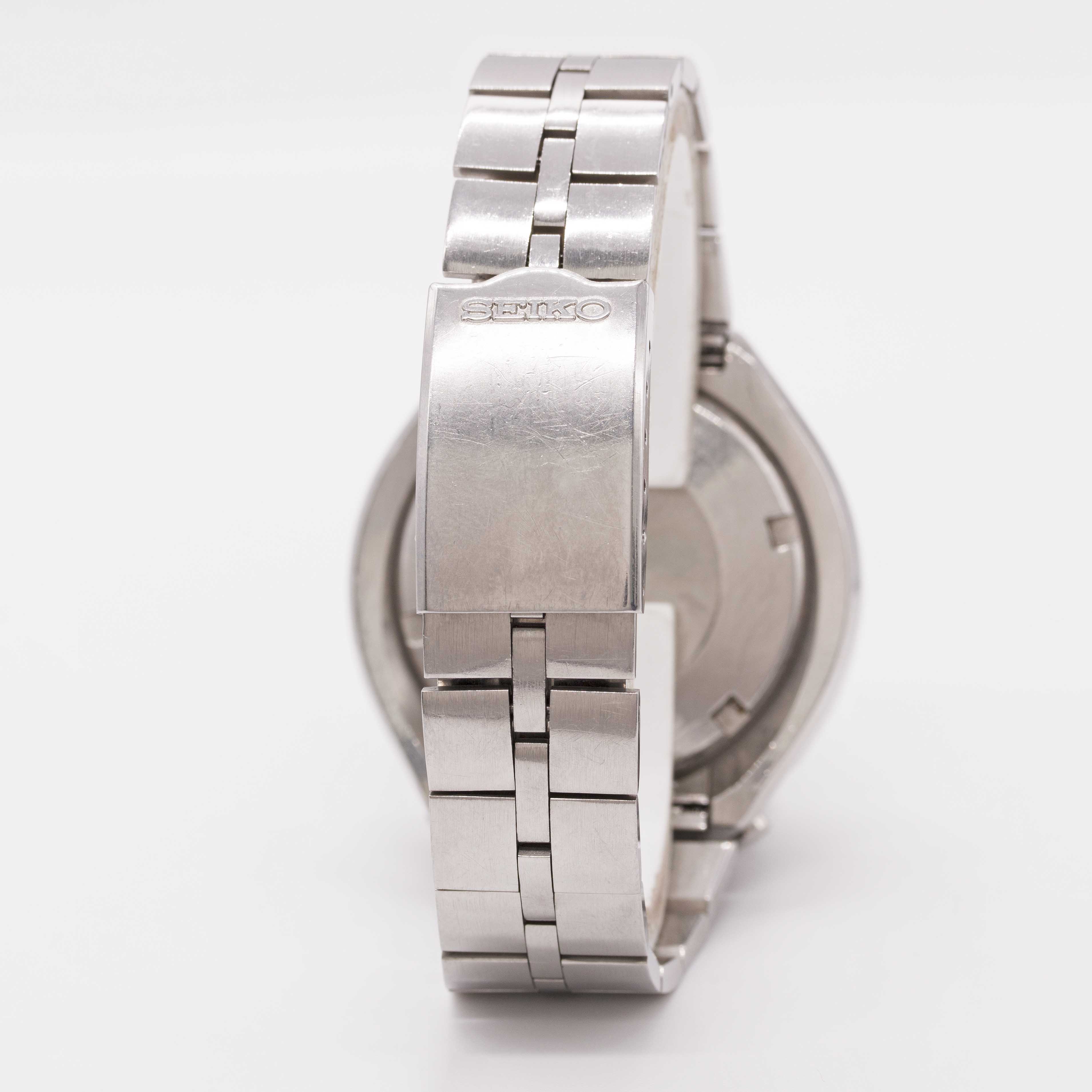 A GENTLEMAN'S STAINLESS STEEL SEIKO "BULLHEAD" AUTOMATIC CHRONOGRAPH BRACELET WATCH CIRCA 1970s, - Image 5 of 9