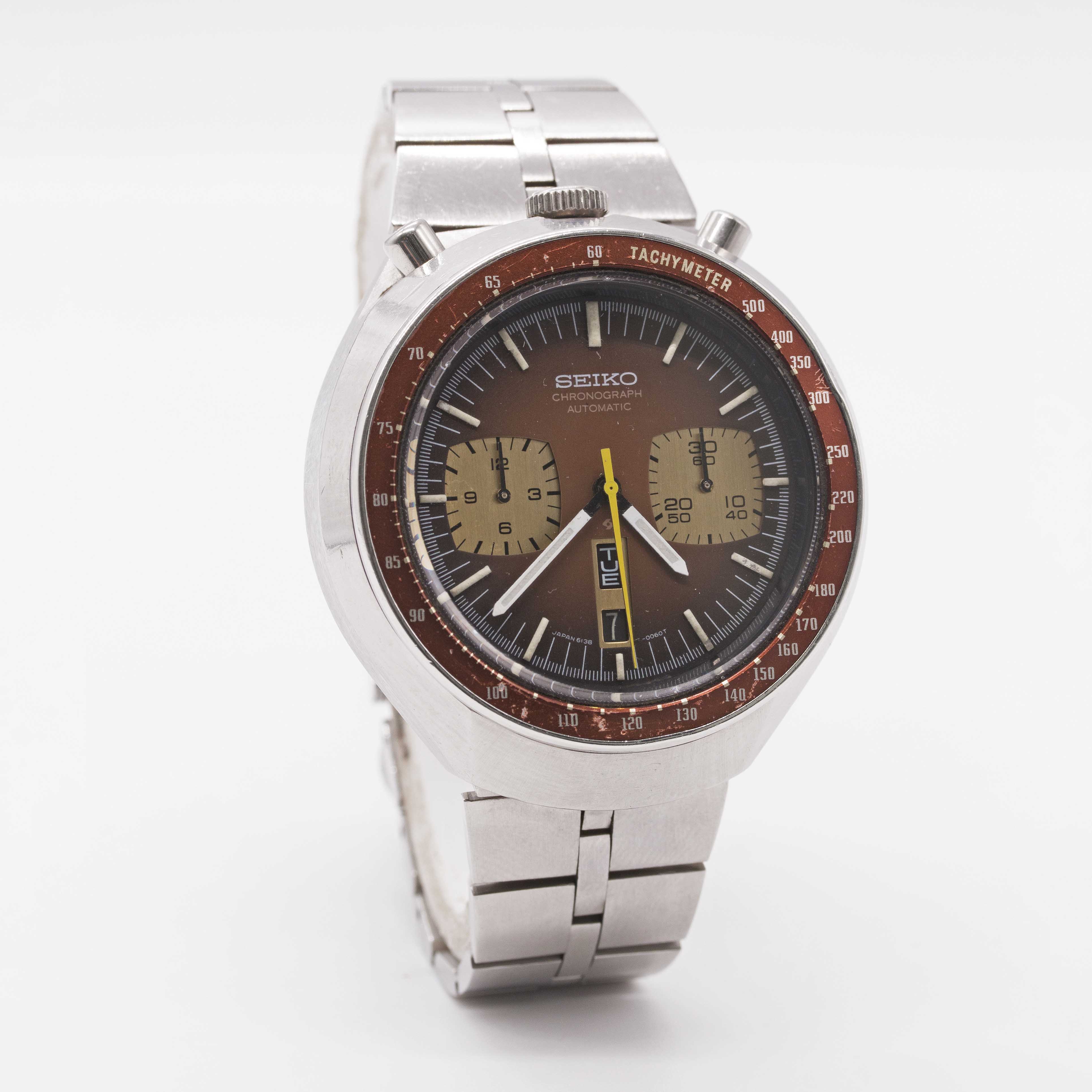A GENTLEMAN'S STAINLESS STEEL SEIKO "BULLHEAD" AUTOMATIC CHRONOGRAPH BRACELET WATCH CIRCA 1970s, - Image 4 of 9