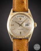 A GENTLEMAN'S 18K SOLID YELLOW GOLD ROLEX OYSTER PERPETUAL DAY DATE WRIST WATCH CIRCA 1963, REF.