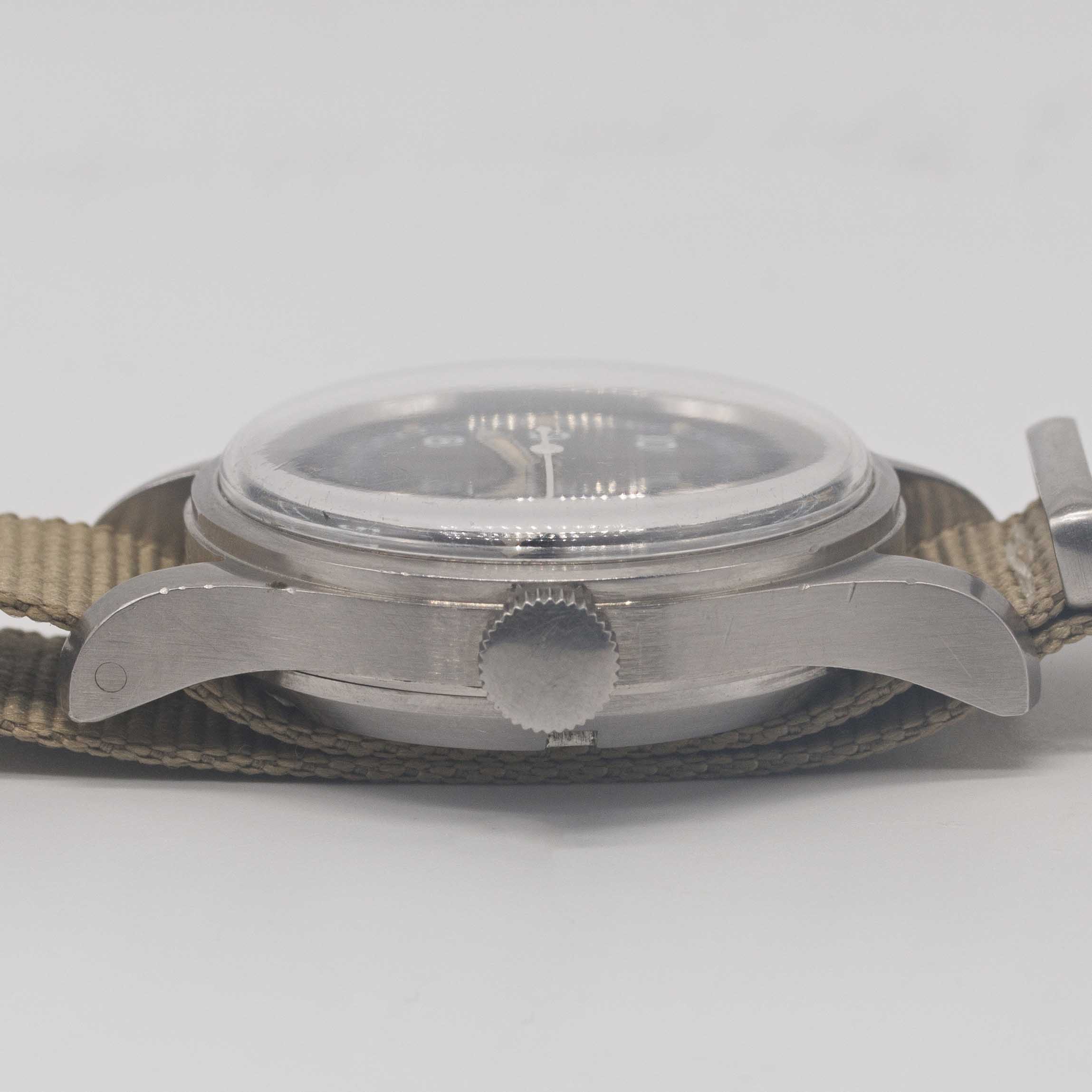 A GENTLEMAN'S STAINLESS STEEL BRITISH MILITARY OMEGA RAF PILOTS WRIST WATCH DATED 1953, REF. 2777- - Image 8 of 9
