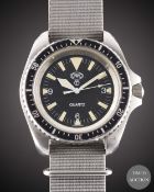 A GENTLEMAN'S STAINLESS STEEL BRITISH MILITARY ISSUED CWC QUARTZ ROYAL NAVY MARINES WRIST WATCH