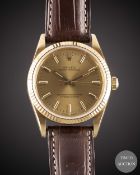 A GENTLEMAN'S 18K SOLID YELLOW GOLD ROLEX OYSTER PERPETUAL WRIST WATCH CIRCA 1992, REF. 14238 WITH