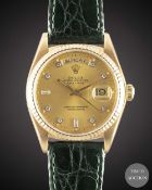 A GENTLEMAN'S 18K SOLID YELLOW GOLD ROLEX OYSTER PERPETUAL DAY DATE WRIST WATCH CIRCA 1984, REF.