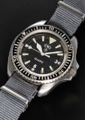 A RARE GENTLEMAN'S STAINLESS STEEL BRITISH MILITARY ROYAL NAVY CWC QUARTZ DIVERS WRIST WATCH DATED