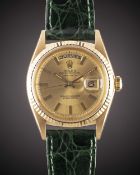 A GENTLEMAN'S 18K SOLID YELLOW GOLD ROLEX OYSTER PERPETUAL DAY DATE WRIST WATCH CIRCA 1968, REF.