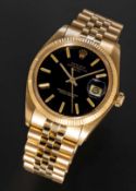 A FINE GENTLEMAN'S SIZE 18K SOLID YELLOW GOLD ROLEX OYSTER PERPETUAL DATE BRACELET WATCH CIRCA 1979,