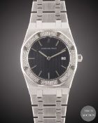 A MID SIZE STAINLESS STEEL AUDEMARS PIGUET 33MM ROYAL OAK BRACELET WATCH CIRCA 1990, WITH BLACK