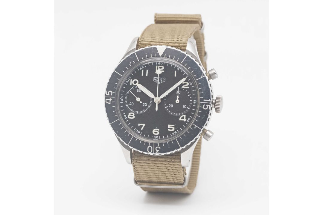 A GENTLEMAN'S STAINLESS STEEL GERMAN MILITARY HEUER BUND FLYBACK CHRONOGRAPH WRIST WATCH CIRCA 1970, - Image 4 of 8
