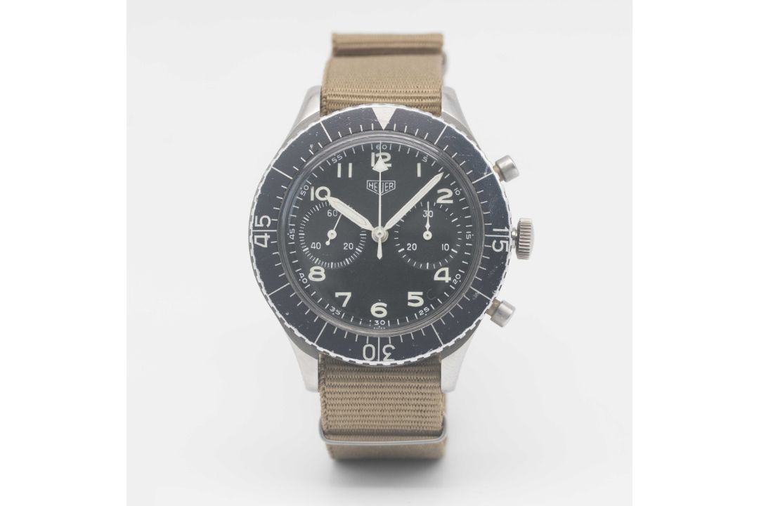 A GENTLEMAN'S STAINLESS STEEL GERMAN MILITARY HEUER BUND FLYBACK CHRONOGRAPH WRIST WATCH CIRCA 1970, - Image 2 of 8