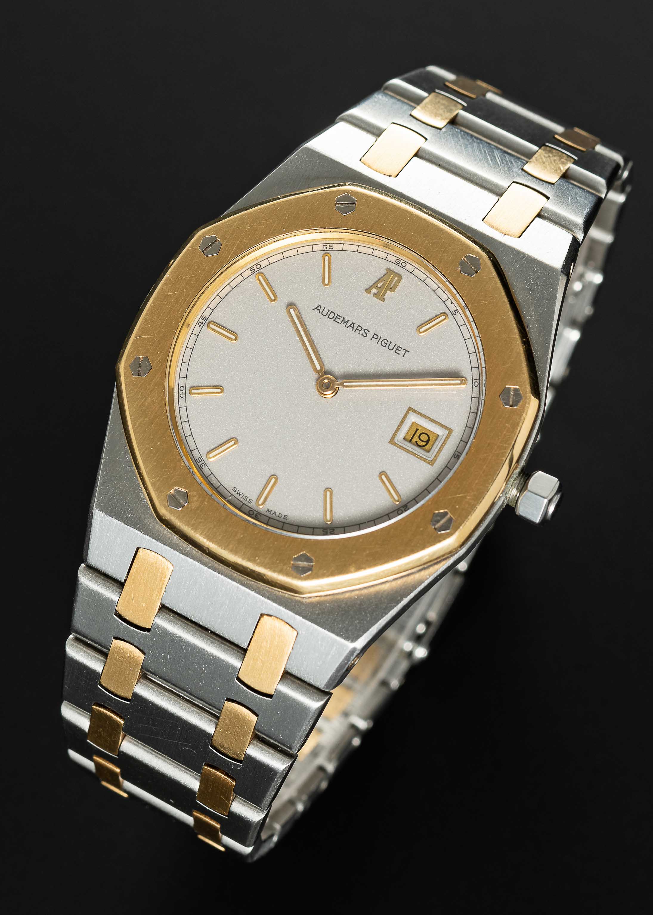 A MID SIZE STEEL & GOLD AUDEMARS PIGUET ROYAL OAK 33MM QUARTZ BRACELET WATCH CIRCA 1990s, WITH GREY