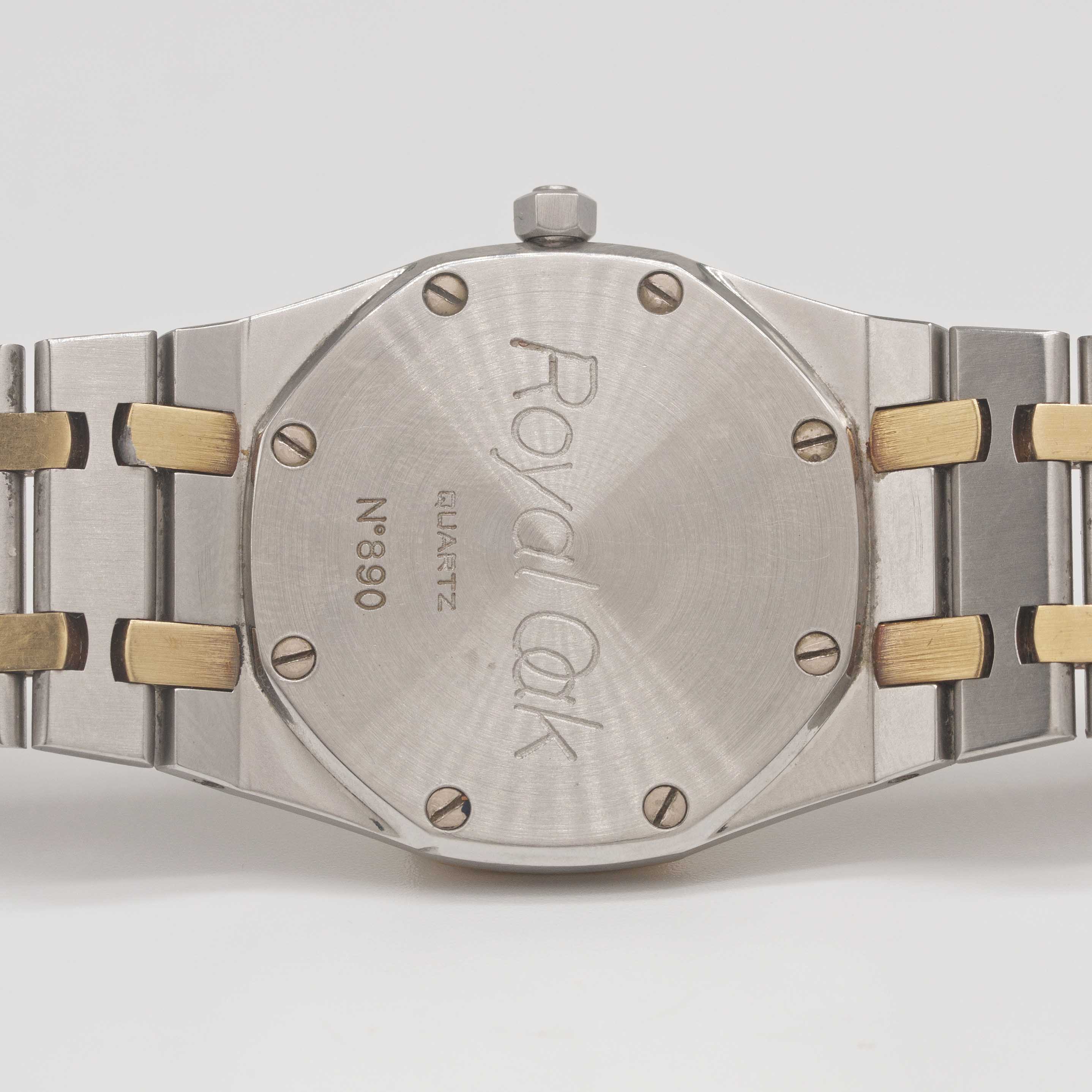 A MID SIZE STEEL & GOLD AUDEMARS PIGUET ROYAL OAK 33MM QUARTZ BRACELET WATCH CIRCA 1990s, WITH GREY - Image 8 of 10