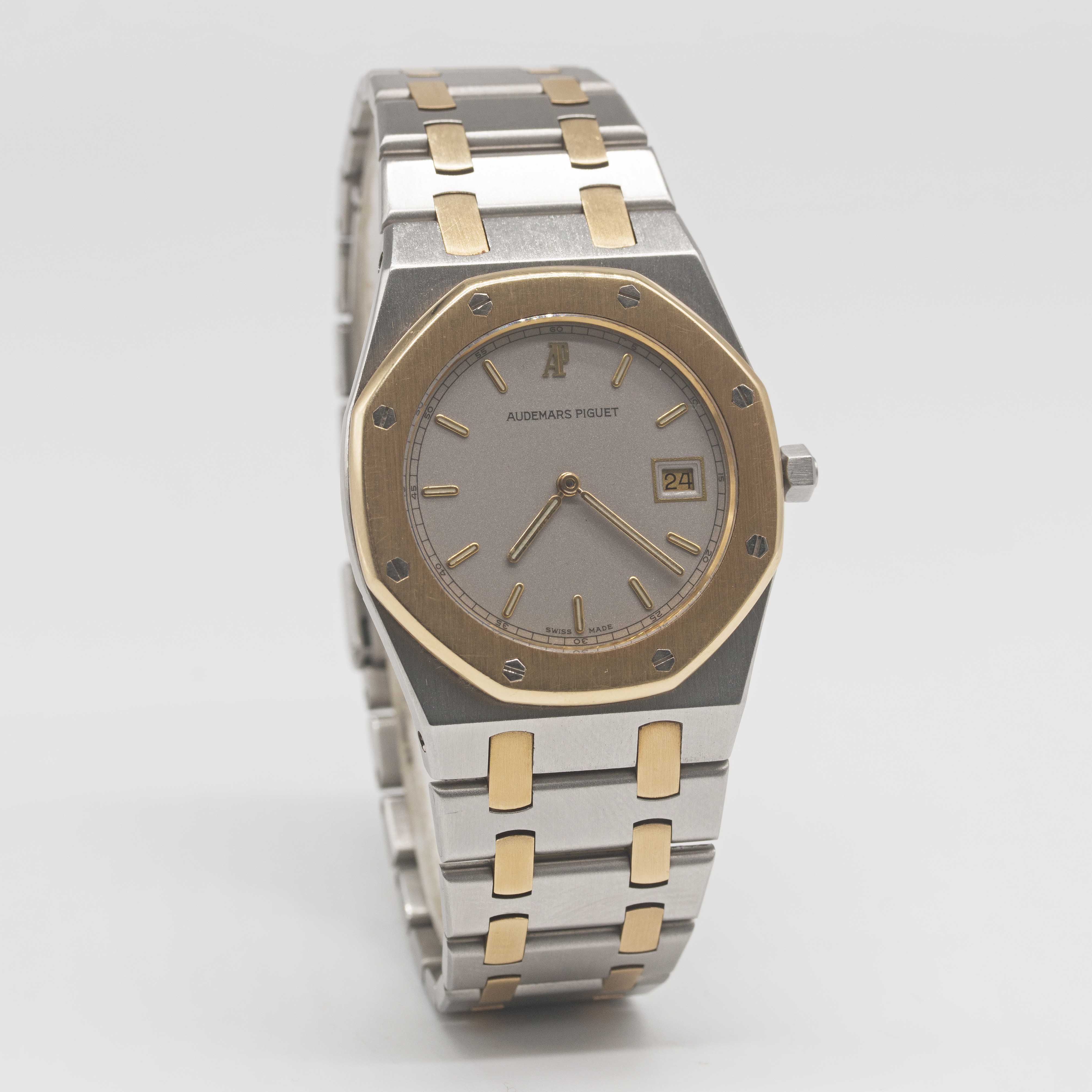 A MID SIZE STEEL & GOLD AUDEMARS PIGUET ROYAL OAK 33MM QUARTZ BRACELET WATCH CIRCA 1990s, WITH GREY - Image 6 of 10