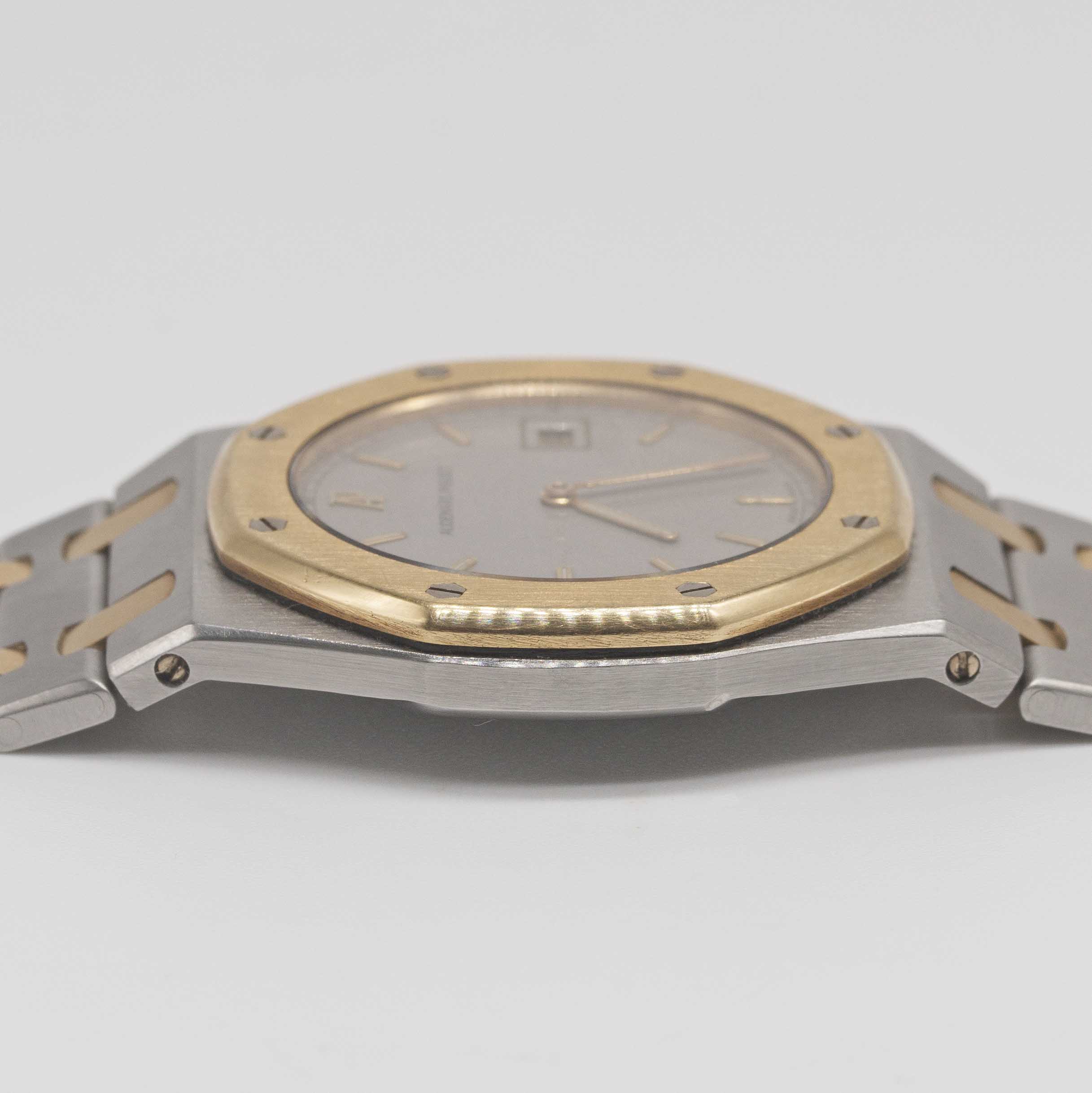 A MID SIZE STEEL & GOLD AUDEMARS PIGUET ROYAL OAK 33MM QUARTZ BRACELET WATCH CIRCA 1990s, WITH GREY - Image 10 of 10