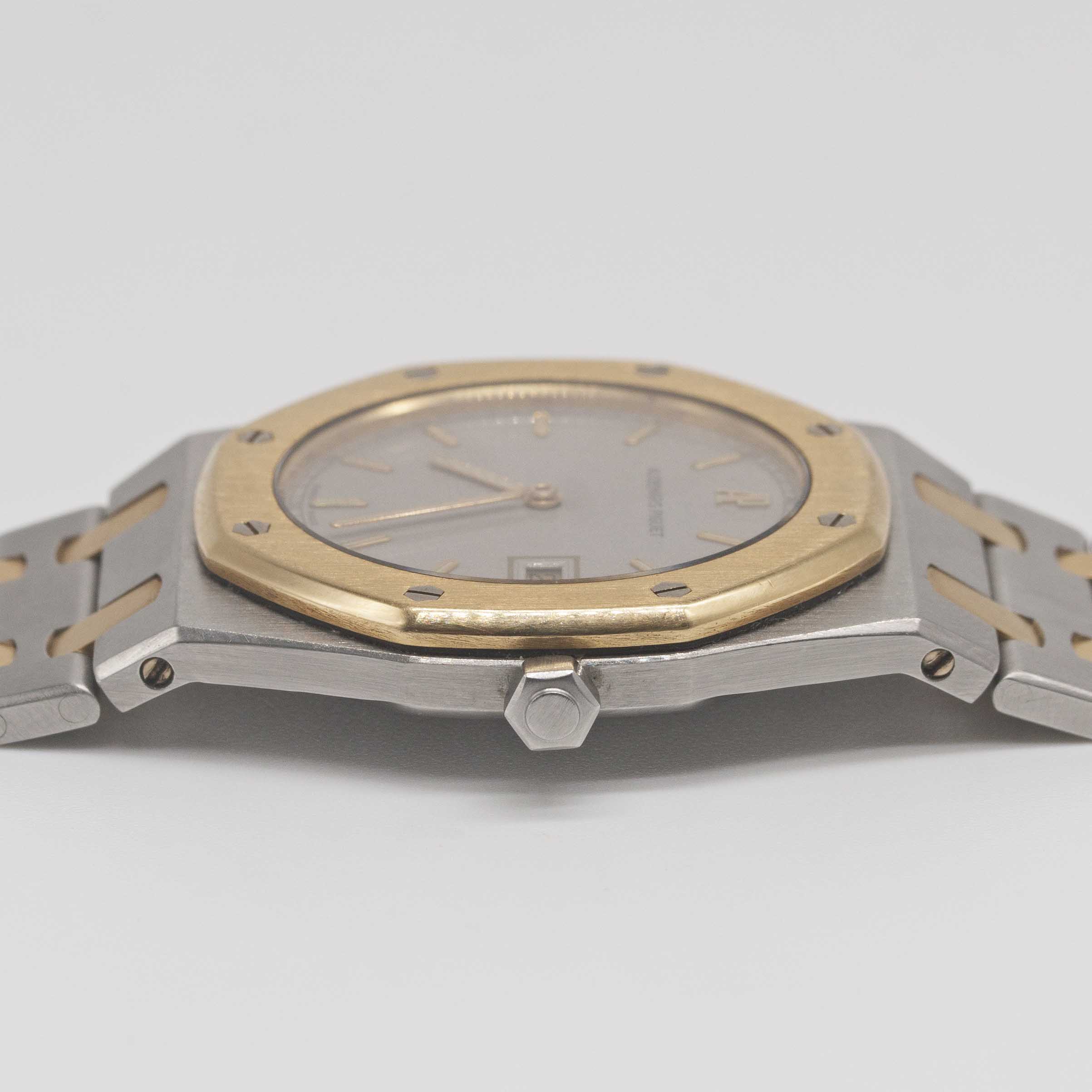 A MID SIZE STEEL & GOLD AUDEMARS PIGUET ROYAL OAK 33MM QUARTZ BRACELET WATCH CIRCA 1990s, WITH GREY - Image 9 of 10
