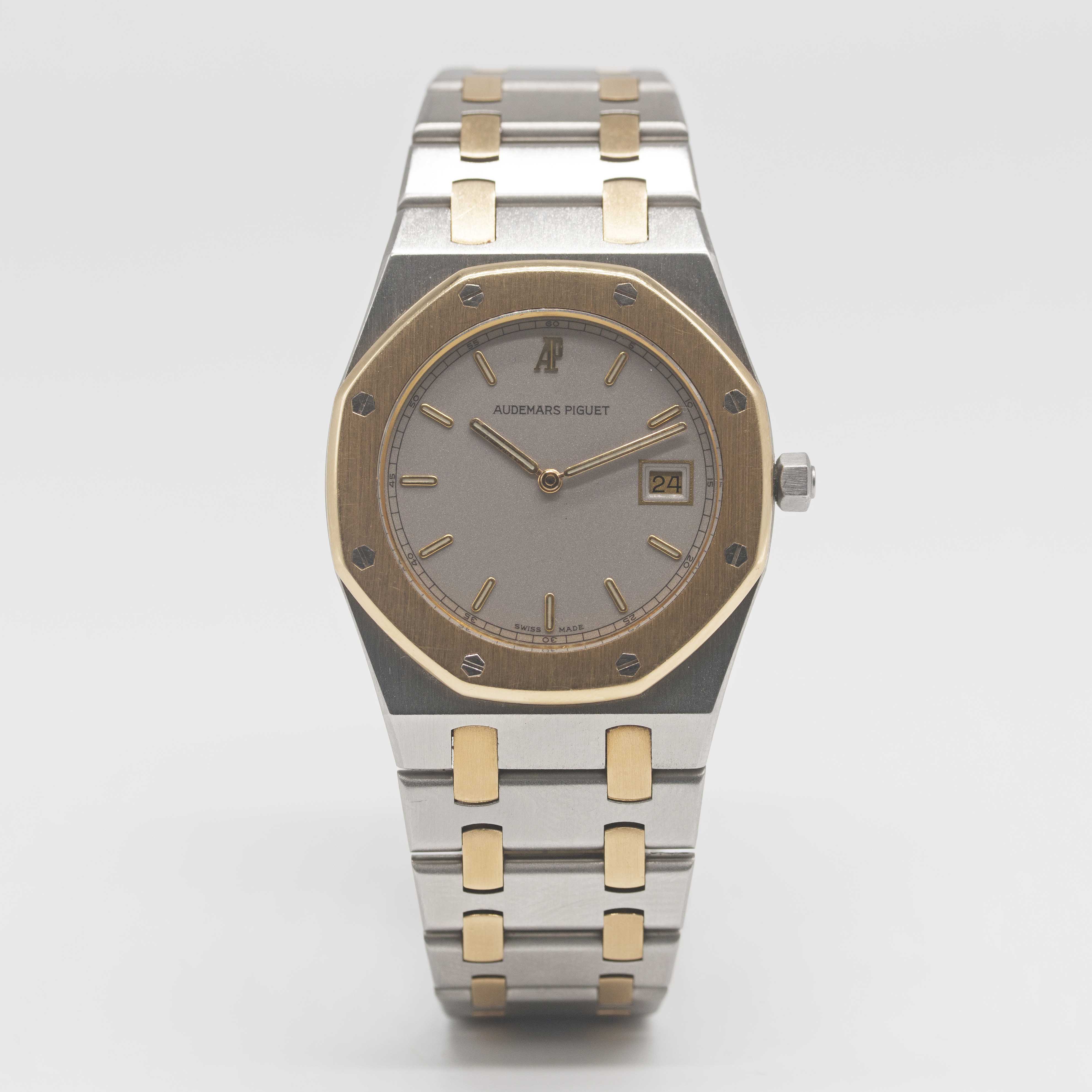 A MID SIZE STEEL & GOLD AUDEMARS PIGUET ROYAL OAK 33MM QUARTZ BRACELET WATCH CIRCA 1990s, WITH GREY - Image 3 of 10